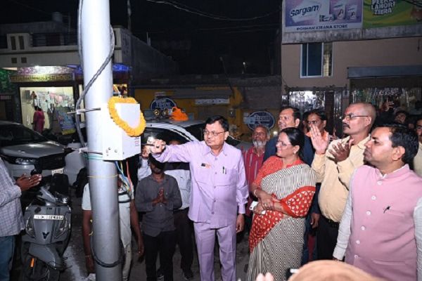 सीएसईबी चौक में वेटिंग शेड का उद्योग मंत्री लखनलाल देवांगन ने किया लोकार्पण, तीन प्रमुख मार्गों पर 195 स्ट्रीट लाइटों से बढ़ेगी रोशनी