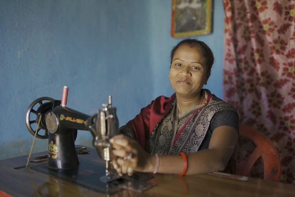 महतारी वंदन योजना से दीपिका दास को मिला आत्मनिर्भरता का सहारा, सिलाई कार्य से हर महीने अतरिक्त आमदनी