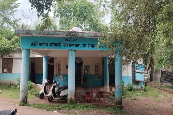 कार्यालय से नदारद साहब, हर बार एक ही जवाब फील्ड पर हैं अधिकारी   जल संसाधन उप संभाग-02 में अधिकारी की अनुपस्थिति पर सवाल, नहर-नालियों के निर्माण में दरारों ने निगरानी व्यवस्था की खोली पोल