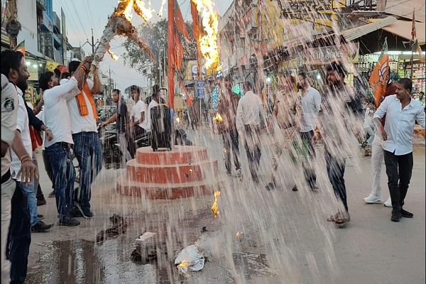  गरियाबंद में भाजयुमो का जोरदार प्रदर्शन, मल्लिकार्जुन खड़गे का पुतला दहन कर जताया विरोध
