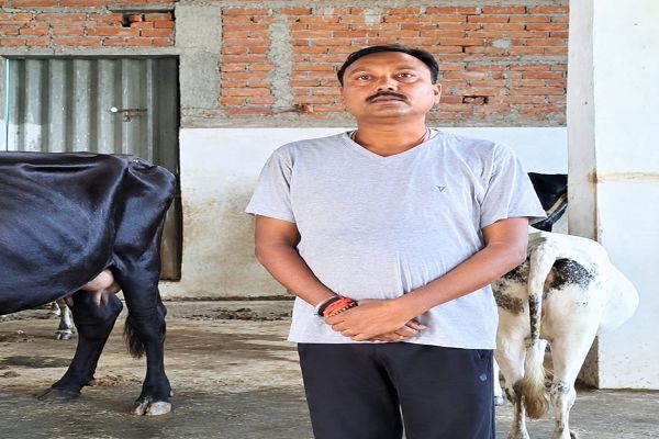 वैज्ञानिक पशुपालन से आत्मनिर्भरता की राह पर अनूप कश्यप