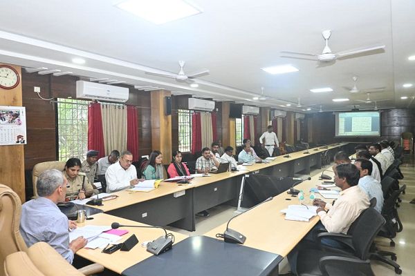 जिले में अवैध शराब एवं मादक पदार्थों पर रोक के लिए गंभीरता पूर्वक करे कार्य : कलेक्टर