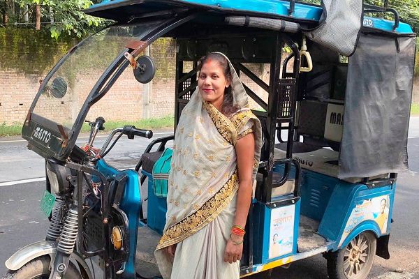 ई-रिक्शा ने बदली संगीता देवी की जिंदगी, स्वरोजगार से बनीं लखपति दीदी&rsquo;