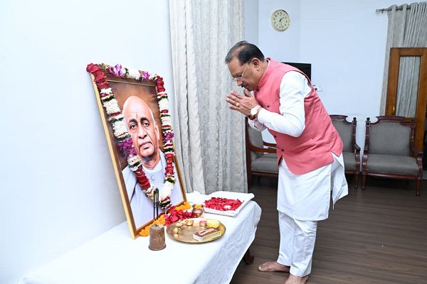 मुख्यमंत्री श्री विष्णु देव साय ने लौह पुरुष सरदार वल्लभभाई पटेल की जयंती पर उन्हें किया नमन
