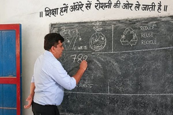 कलेक्टर ने शिक्षक बनकर बच्चों की ली कक्षा, पढ़ाई और स्कूल की सुविधाओं पर किया संवाद