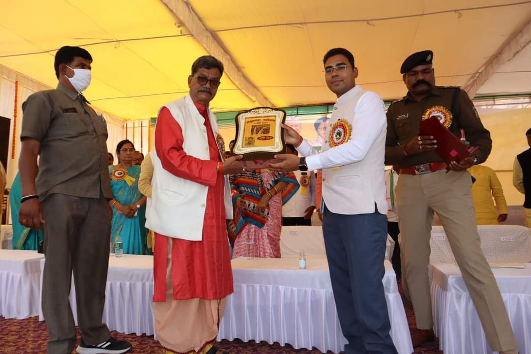  कोरिया: अमृतधारा महोत्सव में पहली बार तीरंदाजी की प्रतियोगिता और पारंपरिक खेलों का लोगों ने उठाया आनंद,विधानसभा अध्यक्ष डॉ महंत ने किया अमृतधारा महोत्सव का शुभारंभ