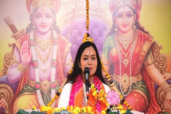 रामकथा के चतुर्थ दिवस मानस विदुषी देवी चंद्रकला ने गरियाबंद के गांधी मैदान में श्री राम जन्म की कथा का रसपान कराया।