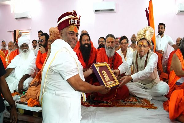  हरि सेवा आश्रम (हरिद्वार) के विशाल संत सम्मेलन में पूर्ण गुरु श्री करौली शंकर दास जी महाराज ने की सहभागिता, मुख्यमंत्री और दिग्गज संतों द्वारा हुए सम्मानित