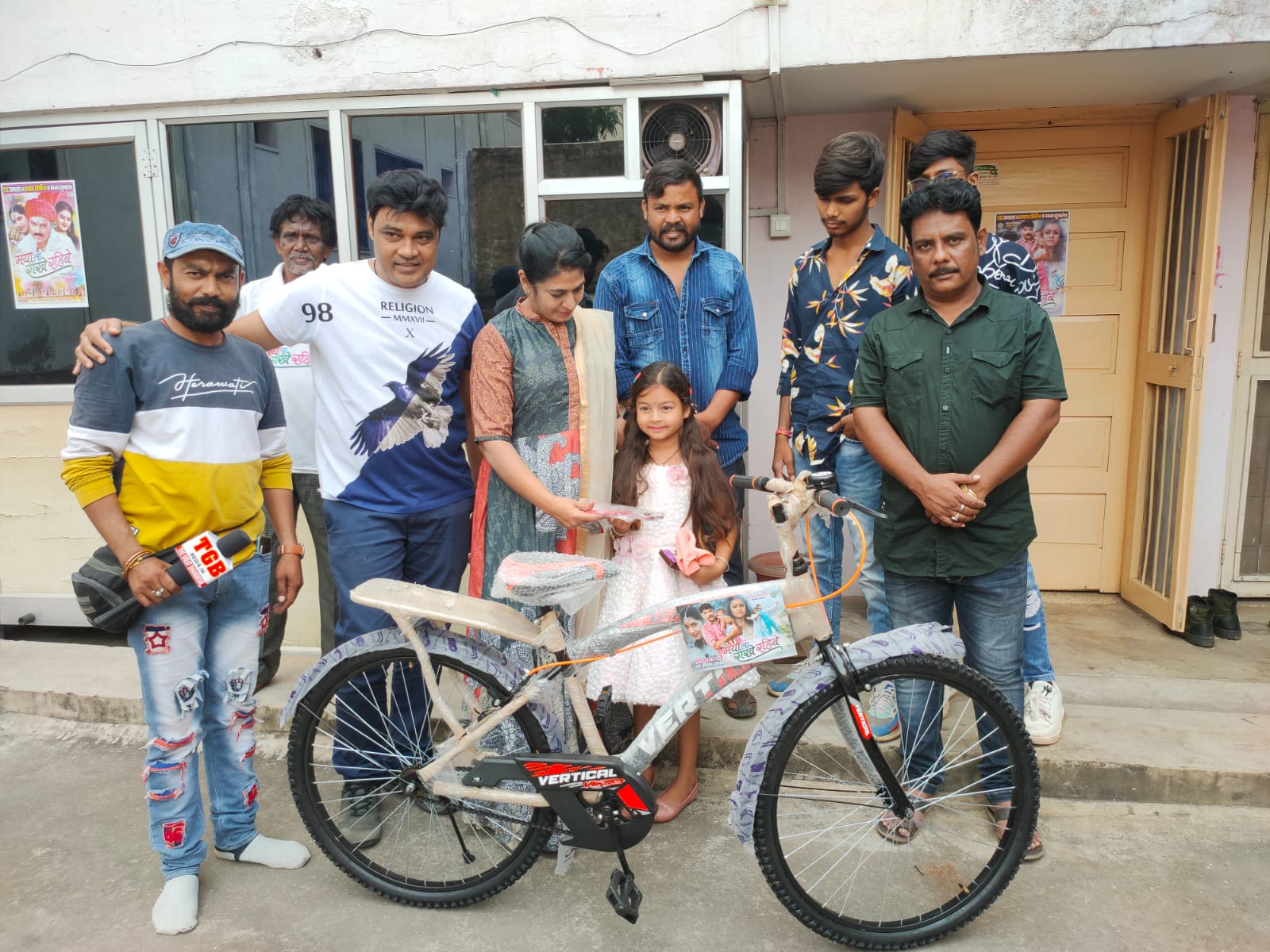 ए बी फिल्म्स इंटरटेनमेंट के निर्माता बॉबी खान ने इंस्टाग्राम यूजर्स राजनांदगाव निवासी तृषा सागर को साइकिल दिया सप्रेम भेंट