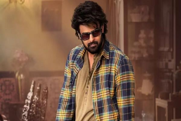 जन्मदिन से पहले Prabhas के फैंस के लिए बड़ा सरप्राइज, Raja Saab के लुक ने उड़ाए फैंस के होश