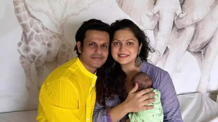 दृष्टि धामी ने दिखाई बेटी की पहली झलक, लाडली को सीने से चिपकाई दिखीं मां,