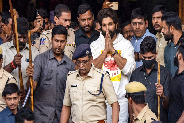 घायल बच्चे से मिले अल्लू अर्जुन के पिता, परिवार को की 2 करोड़ की मदद, भगदड़ में गई थी मां की जान