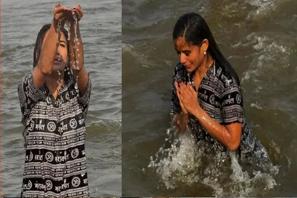 पूनम पांडे ने Mahakumbh 2025 में लगाई डुबकी, यूजर्स ने किए मजेदार कमेंट्स; देखें फोटोज