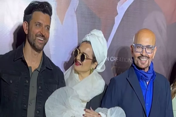 22 साल बाद 'रोहित' से मिली Rekha, द रोशन्स की सक्सेस पार्टी में जादू को लेकर पूछा अजीबोगरीब सवाल