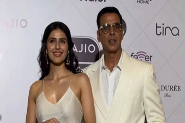 मामा Akshay Kumar का हाथ थामे स्टाइलिश लुक में पहुंची उनकी भांजी, यूजर्स बोले- परी जमीन पर उतर आई है