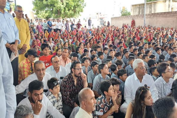 सितारे ज़मीन पर&rsquo; की स्पेशल स्क्रीनिंग के साथ भुज के कुणारिया पहुंचे आमिर