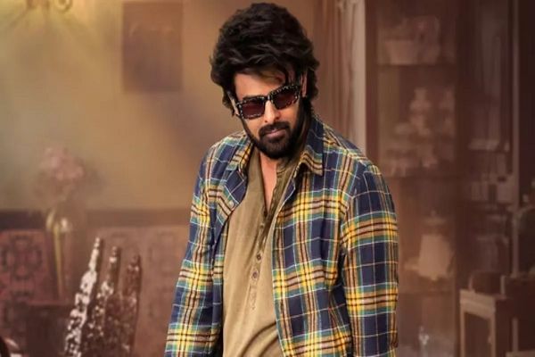 जन्मदिन से पहले Prabhas के फैंस के लिए बड़ा सरप्राइज, Raja Saab के लुक ने उड़ाए फैंस के होश