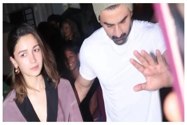 पैपराजी ने रोका रास्ता, तो बुरी तरह भड़के Ranbir Kapoor, दिया धक्का, एटीट्यूड देख बोले फैंस- कौन हो आप?