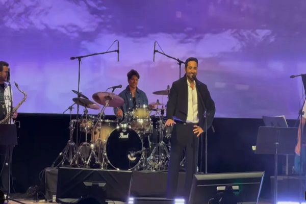न्यूयॉर्क कॉन्सर्ट के दौरान Ayushmann Khurrana के साथ हुई अजीब सी घटना, बीच में रोकना पड़ा गाना