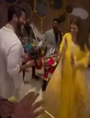  शाहिद कपूर ने शादी में 'गंदी बात' पर दुल्हन संग किया तगड़ा डांस, 13 साल छोटी पत्नी मीरा के साथ बन-ठनकर पहुंचे