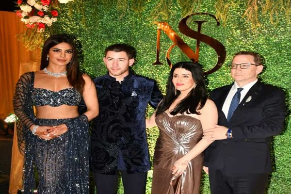 42 साल की Priyanka Chopra पर भारी पड़ी 58 साल की सास Denise Miller-Jonas, लोग कह रहे &ndash; ये तो प्रियंका की बहन लग रही हैं &hellip;
