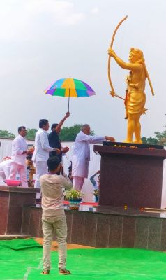 मुख्यमंत्री श्री भूपेश बघेल ने आज शहीद गुंडाधुर कृषि महाविद्यालय जगदलपुर में स्थापित शहीद गुंडाधुर की प्रतिमा का अनावरण किया।