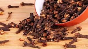 बालों की लंबाई बढ़ा सकता है लौंग का पानी