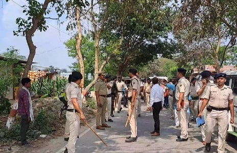 पुलिस को संयम से काम लेेने की जरूरत है