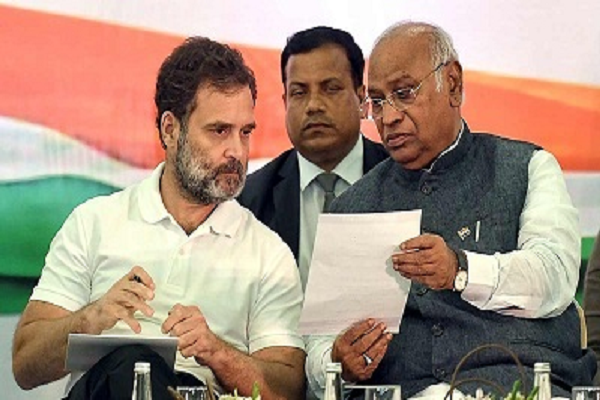 अपनों के निशाने पर कांग्रेस पार्टी