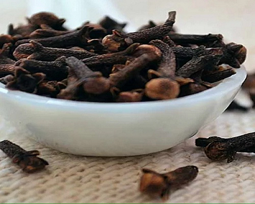  रात में 2 लौंग खाने से सेहत को मिलते हैं ये फायदे