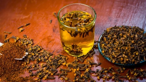  लौंग का पानी पीने का सही समय और तरीका: