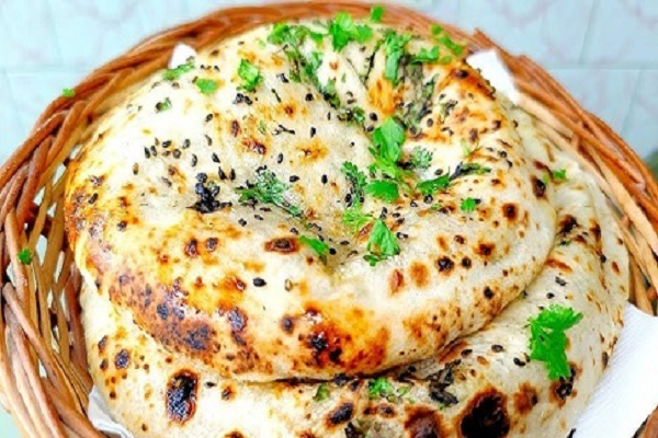 आज ही घर में बनाये आलू कुलचा