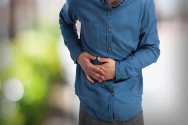 फूड पॉइजनिंग में होने वाले पेट दर्द से कैसे छुटकारा पाएं?