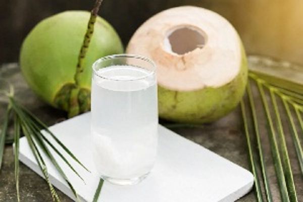 नारियल पानी से चेहरा धोने के फायदे