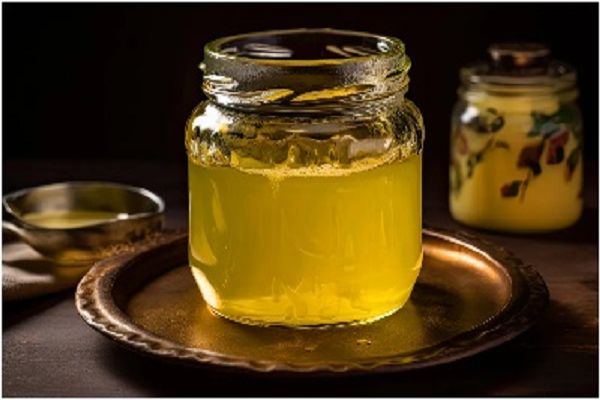  सेहत के लिए किसी वरदान से कम नहीं देसी घी का सेवन