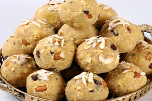 सर्दियों में रोज दूध के साथ खाएं एक गोंद का लड्डू