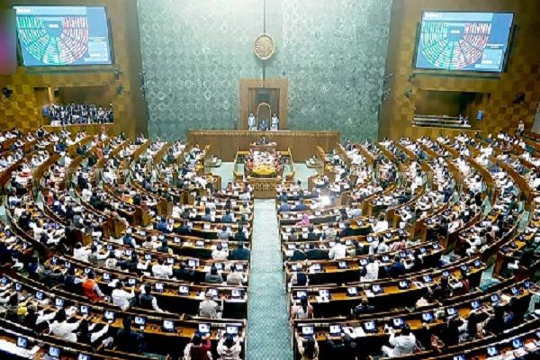 आरोप-प्रत्यारोप की भेंट चढ़ा संविधान पर चर्चा का सत्र