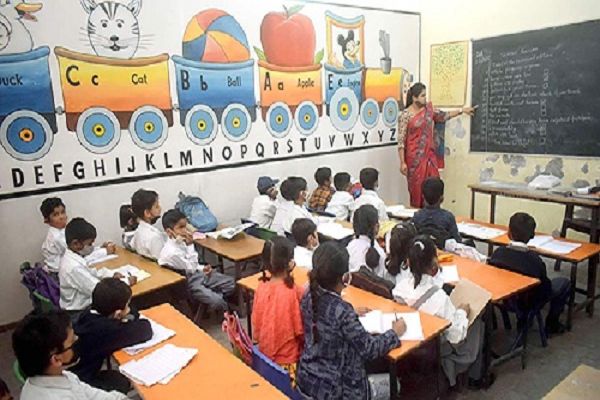 स्कूलों में छात्रों की संख्या का घटना चिन्ताजनक