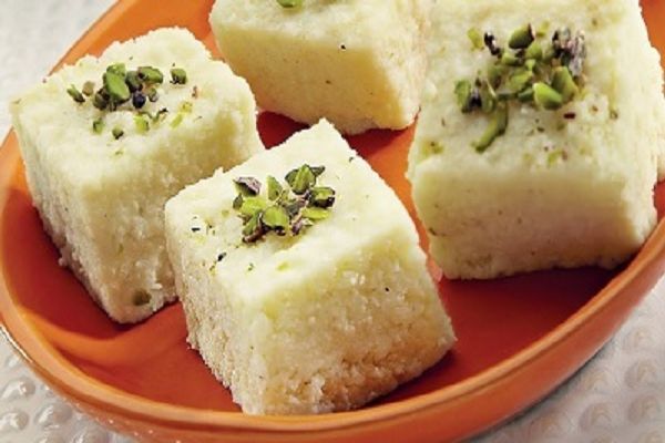  10&ndash;15 मिनट में घर पर बनाएं बाजार जैसा सॉफ्ट और दानेदार कलाकंद