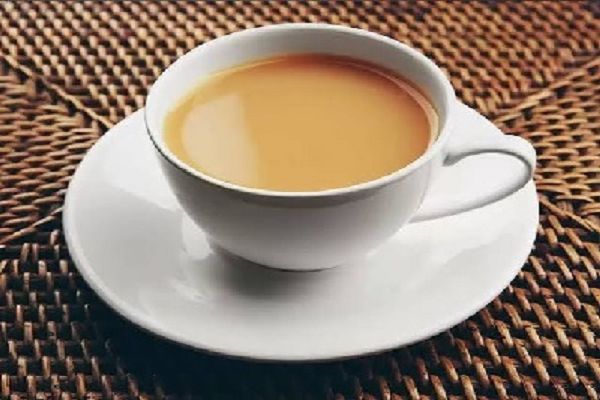 खाली पेट चाय-कॉफी पीने की आदत पड़ सकती है भारी