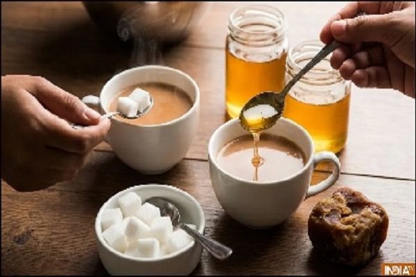 क्या चाय में चीनी की जगह शहद और गुड़ डालकर पीना फायदेमंद है ?