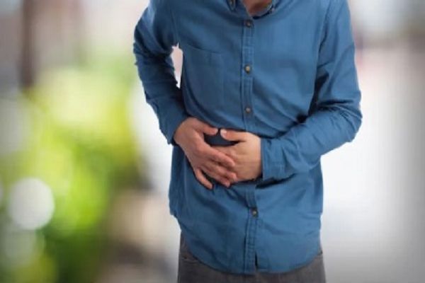 फूड पॉइजनिंग में होने वाले पेट दर्द से कैसे छुटकारा पाएं?