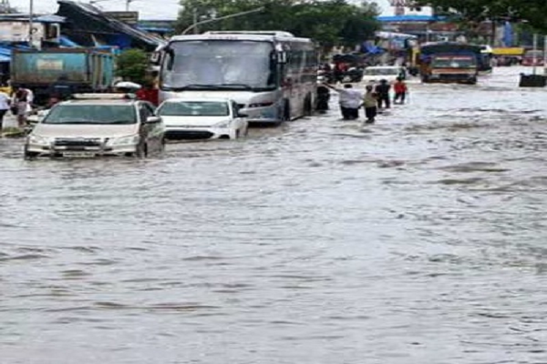 मुंबई में हाईटाइड को लेकर अलर्ट जारी किया गया है, मुंबई में भारी बारिश, जन जीवन अस्त-व्यस्त,