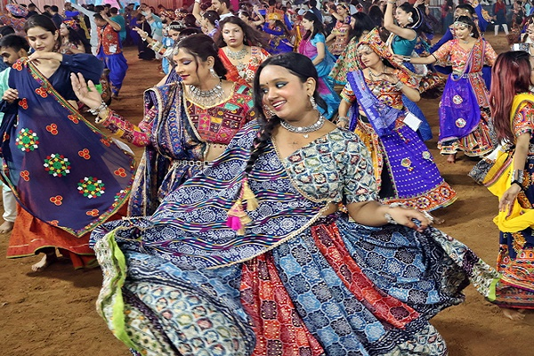 शक्ति की भक्ति में लीन हुआ इंदौर