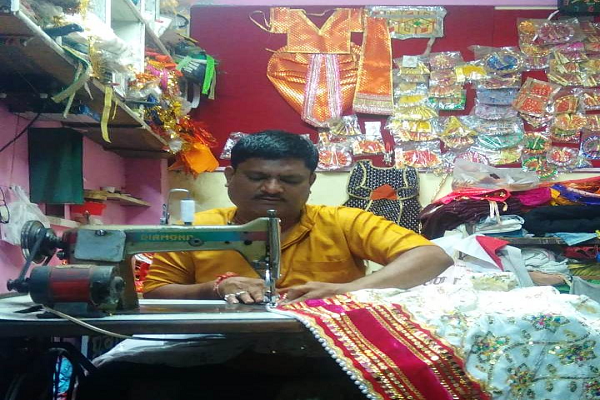  ये हैं भगवान के टेलर, तैयार करते है डिजाइनर कपड़े...