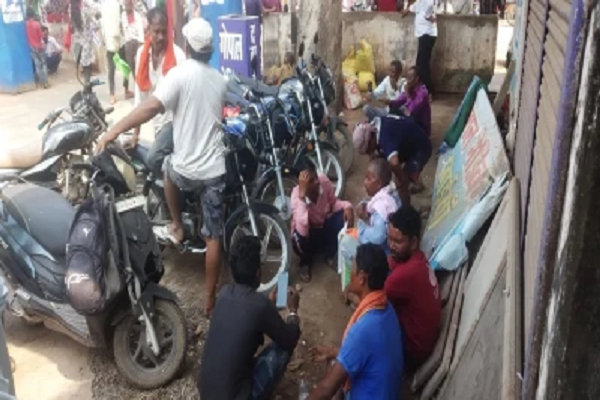 कटनी में कार ने मारी मोटरसाइकिल सवार को टक्कर.