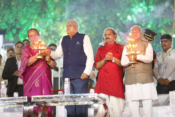 उप राष्ट्रपति माँ नर्मदा की भव्य आरती में हुए भाव-विभोर उप राष्ट्रपति श्री धनखड़ और राज्यपाल श्री पटेल माँ नर्मदा की महाआरती में हुए शामिल