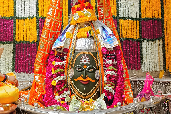 Mahakal Temple Ujjain: महाकाल मंदिर के गर्भगृह में वीआईपी के प्रवेश पर एक कर्मचारी को हटाया, तीन को नोटिस