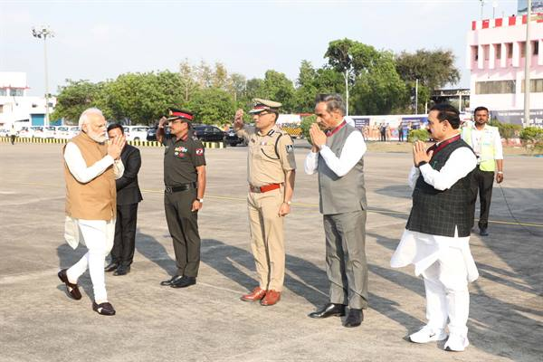 प्रधानमंत्री श्री मोदी को भोपाल एयरपोर्ट पर दी भावभीनी विदाई