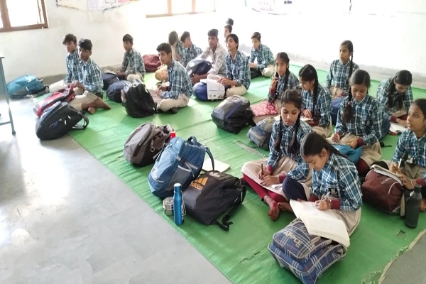 ये है राजधानी के सीएम राइज स्कूल का हाल... फर्श पर बैठकर पढ़ाई करने को मजबूर नौनिहाल